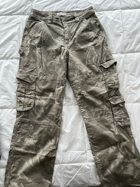 Abercrombie & Fitch Women’s Olive Camo Cargo Pants